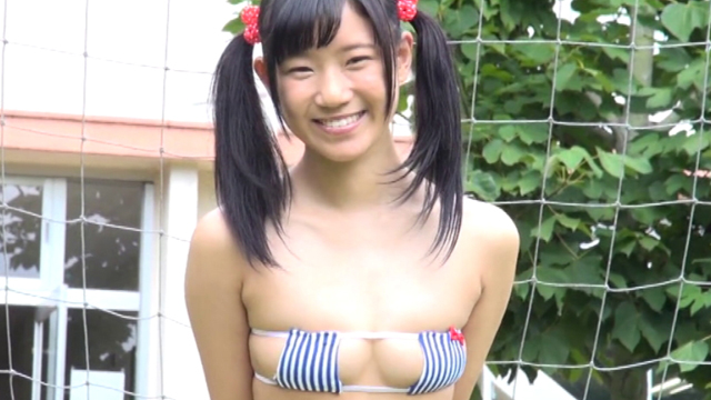 極小ビキニの新見ななえ