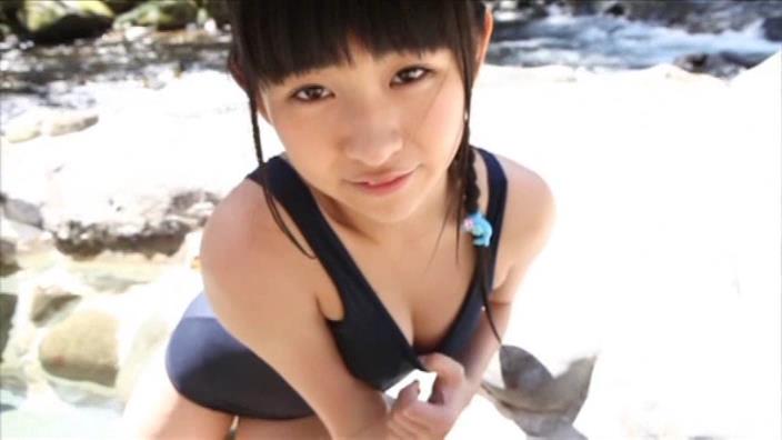 スクール水着で胸の谷間を見せる水沢えり子③