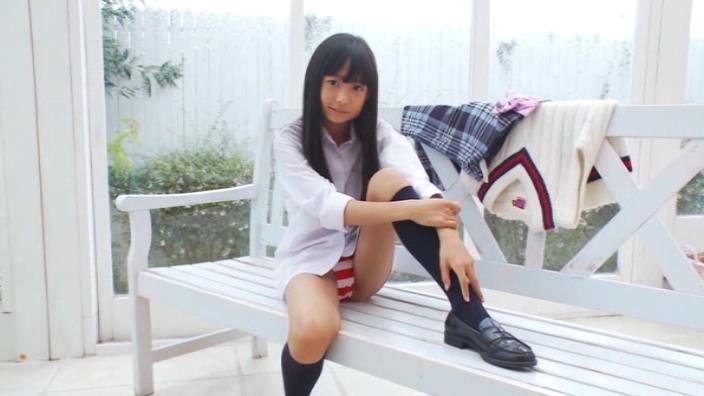 ベンチに座る西野花恋