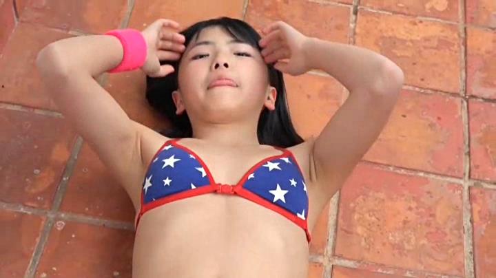 舌と脇を出す植田さくら