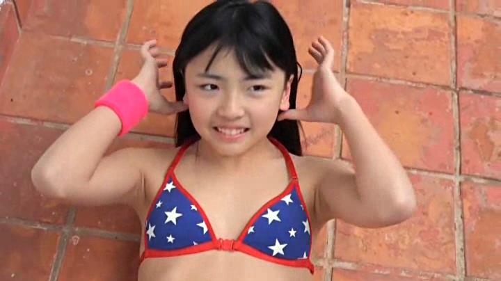 髪をかき分ける植田さくら