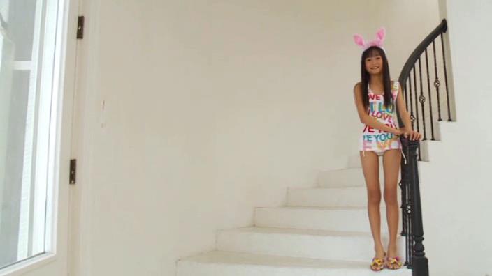 階段に立つ西野花恋