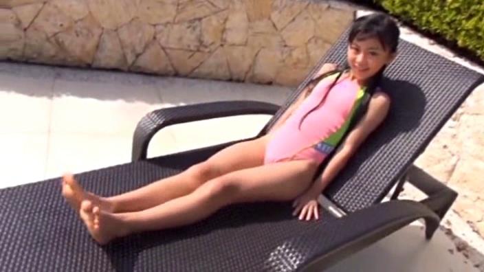 競泳水着で横になる須田理夏子