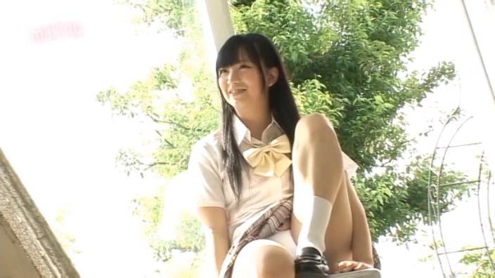 制服で片脚を立たせる鈴木真由