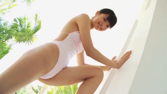 ピンクレオタードで開脚する黒宮れい