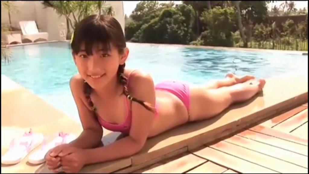 ピンク水着でひじ立ちの山田レイナ