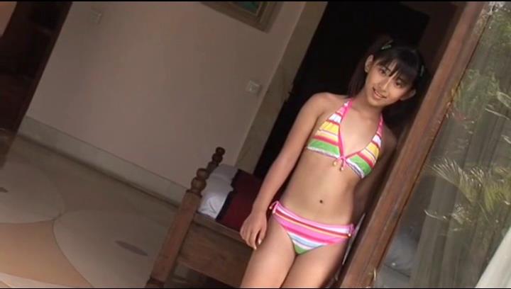 カラフル水着で家の中で立つ山田レイナ