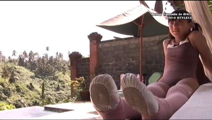 レオタードで座る山田レイナ