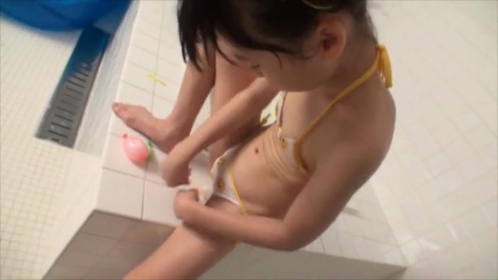 水風船を股間で割ろうとする新倉ひまり